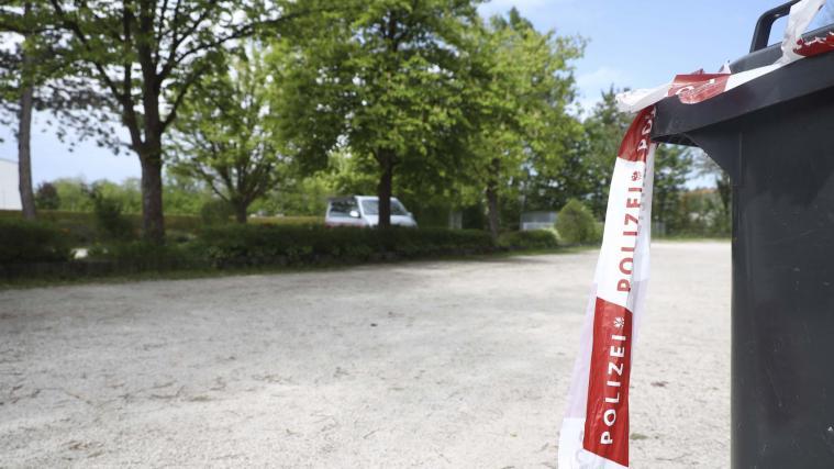 In Vöcklabruck sind am Dienstag die Leichen eines Ehepaares am Parkplatz des Friedhofs gefunden worden.
