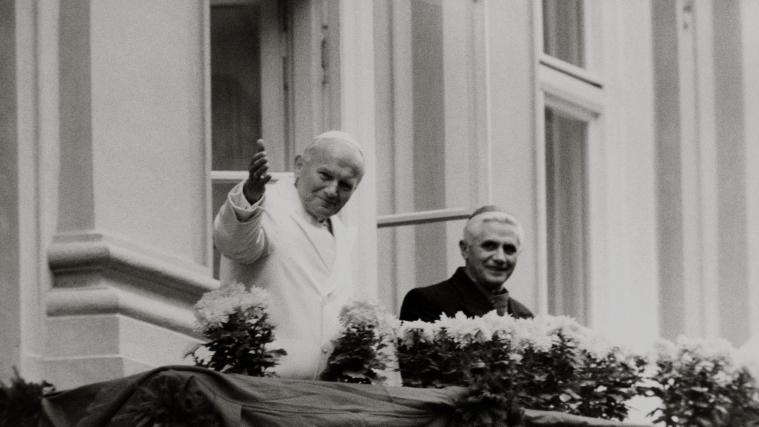 Insgesamt unternahm Papst Johannes Paul II. 104 Auslandsreisen in 129 Länder und legte dabei rund 1,2 Millionen Kilometer zurück.