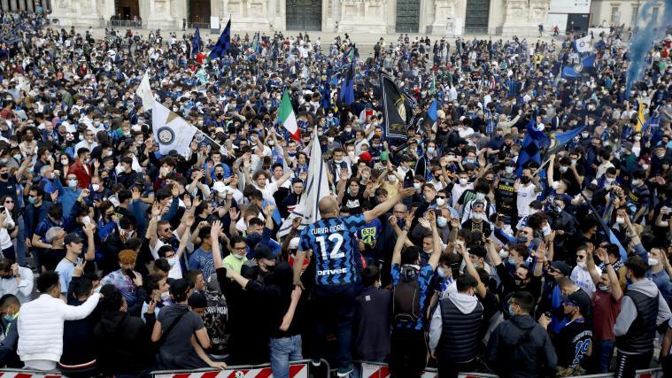 Inter-Fans feiern in Mailand, auf Corona-Regeln wird dabei nicht viel gegeben.