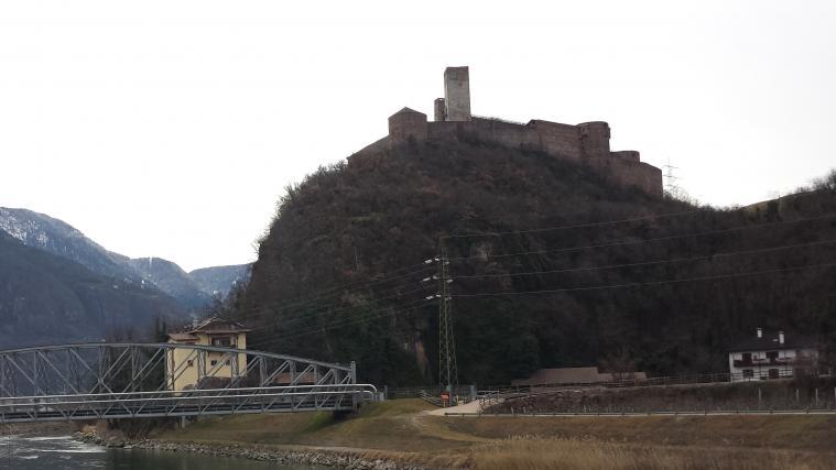Knapp unterhalb von Schloss Sigmundskron krachte der Stein auf den Fußgängerweg.