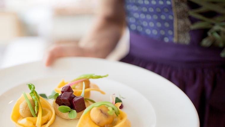 Leichte Frühlingsgerichte stehen bei der diesjährigen Ausgabe der Eisacktaler Kost im Mittelpunkt des gastronomischen Angebots.