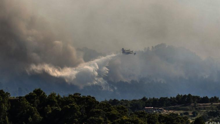 Löschflugzeuge helfen bei der Brandbekämpfung.