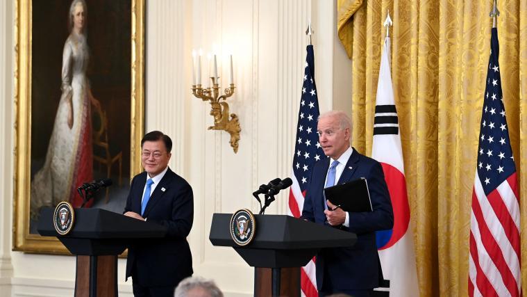 Moon Jae und Joe Biden bei der Pressekonferenz.