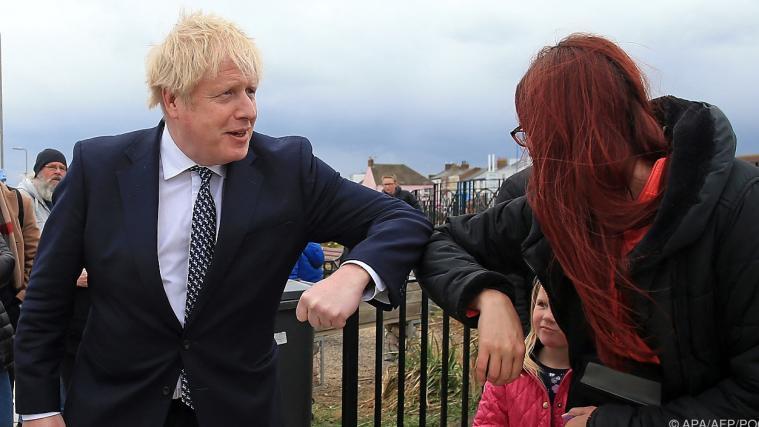 Premier Boris Johnson grüßt mit seinem Ellenbogen.
