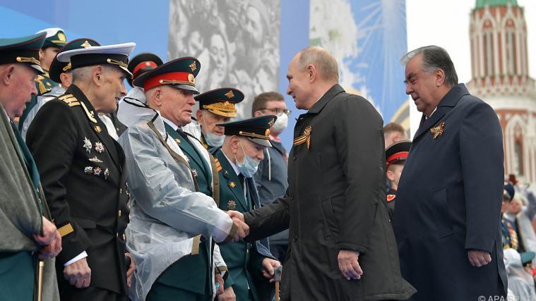 Putin grüßt Veteranen des sowjetischen Sieges über Hitler-Deutschland.