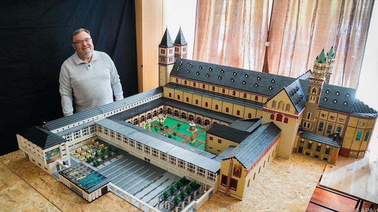 Reinhold Dukat vor seinem Meisterwerk.