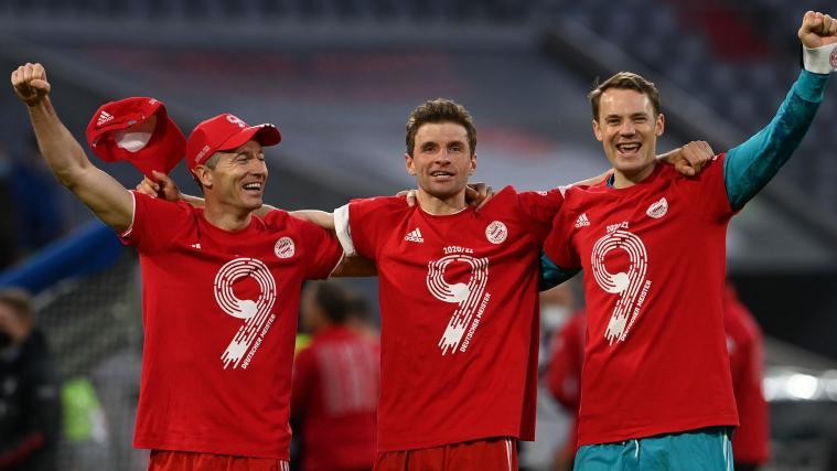 Robert Lewandowski, Thomas Müller und Manuel Neuer bejubeln den Gewinn der Meisterschaft.