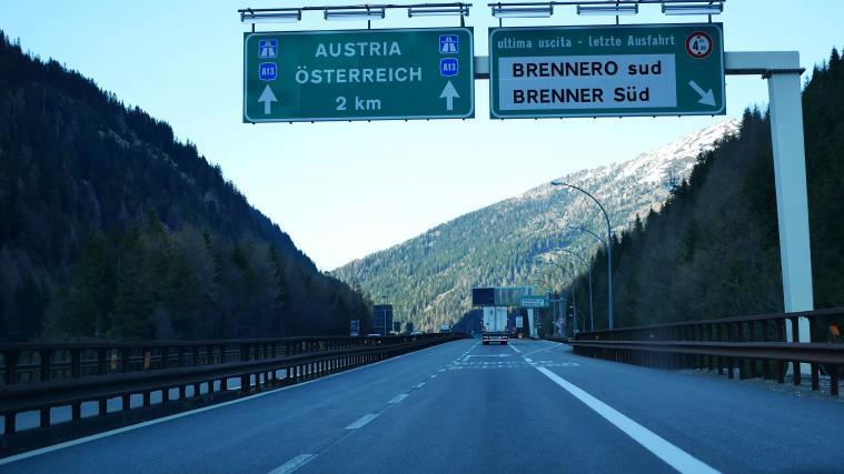 Studien ergaben, dass eine Geschwindigkeitsbegrenzung eine Verringerung der Schadstoffausstöße und eine Reduzierung der Fahrtzeiten begünstigt.