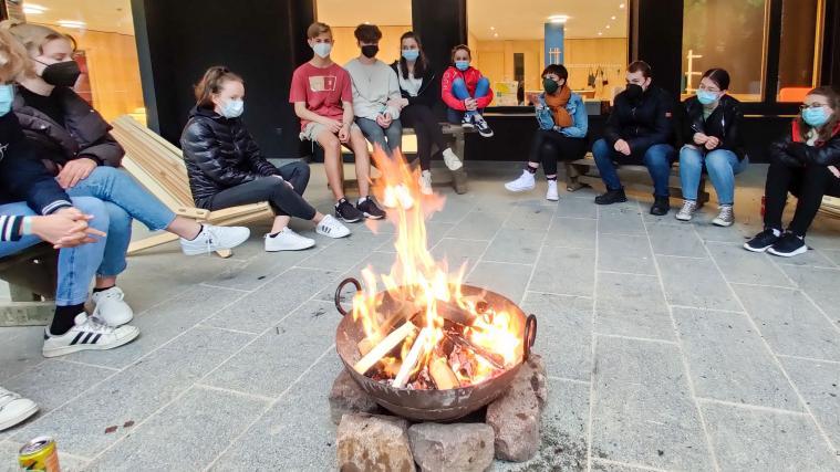Unter anderem am Lagerfeuer verbrachten die Jugendlichen Zeit miteinander.