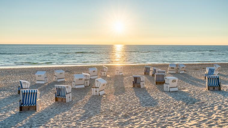 Viele Urlaubsorte an der Nord- und Ostseeküste setzen im Sommer auf digitale Lenkungssysteme und Web-Apps, um einen großen Menschen-Andrang besser kontrollieren zu können.