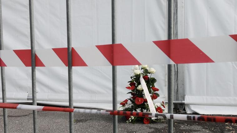 Vor dem Impfzentrum, gegen welches die 2 Molotowcocktails geworfen wurden, wurden Blumen aufgestellt.