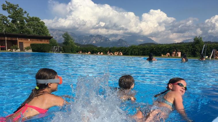 11 Schwimmbäder beteiligen sich an der diesjährigen Schwimmbadaktion des EuregioFamilyPass Südtirol.