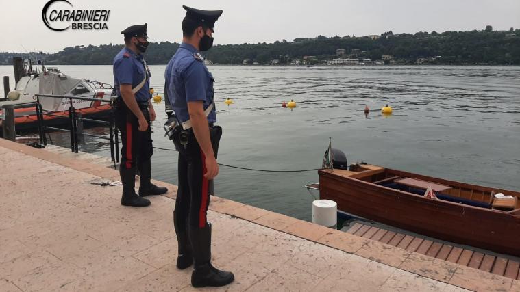 Am Gardasee wurde eine Leiche an Bord eines Bootes gefunden. Die Carabinieri ermitteln.
