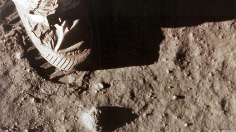 Armstrong hinterlässt einen Fußabdruck am Mond.