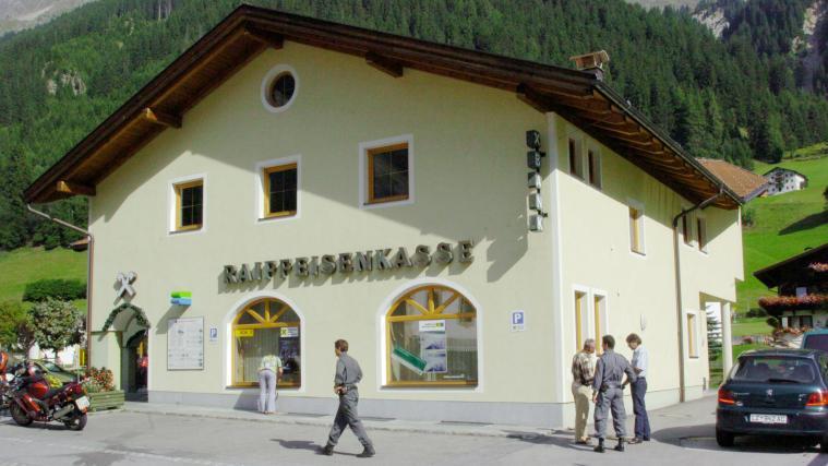 Bei dem bewaffneten Überfall waren rund 18.000 Euro erbeutet worden.