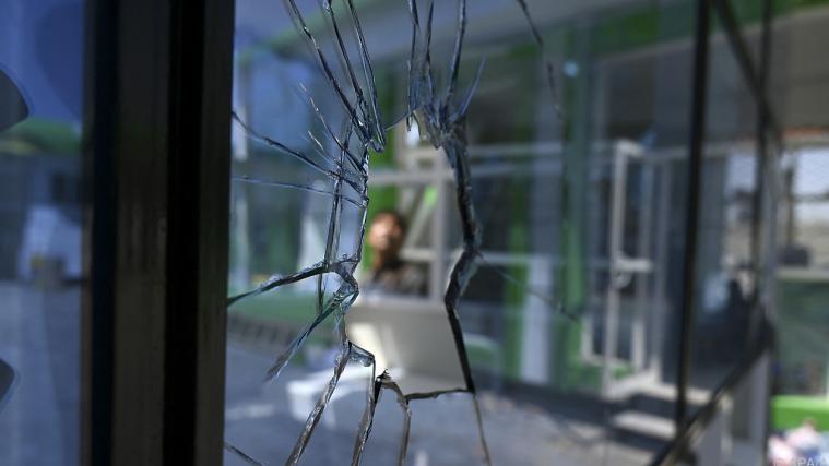 Blick durch eine zerbrochene Fensterscheibe in Kabul (Symbolbild).
