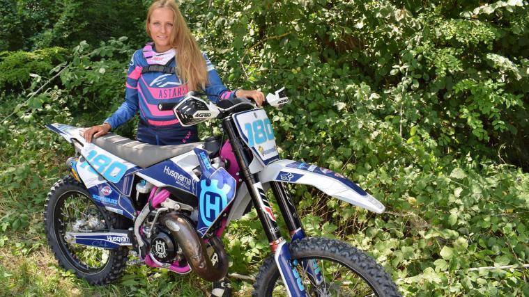 Claudia Schwarz mit ihrer Husquarna 125.