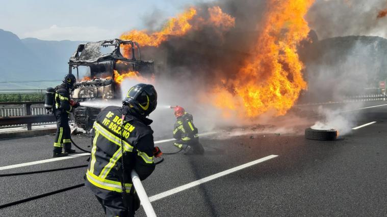 Das Fahrzeug brannte völlig aus.