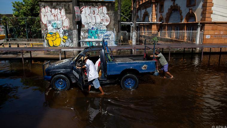 Das Fortkommen auf gewohntem Weg ist in Manaus massiv erschwert.