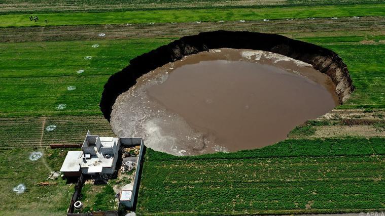 Das mit Wasser gefüllte Loch vergrößert sich weiter.