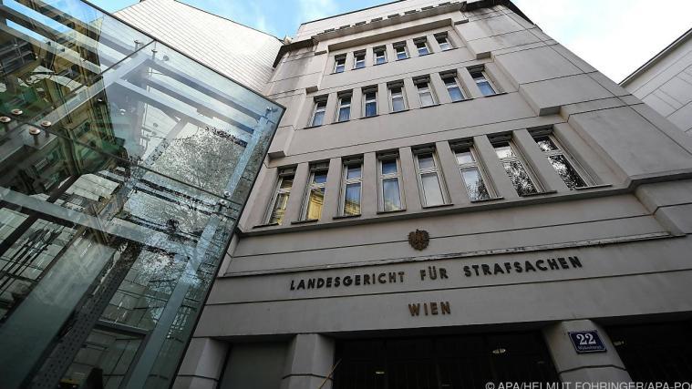 Der 41-Jährige wurde wegen Mordversuches an seiner Ex-Freundin angeklagt, nachdem er sie jahrelang körperlich und seelisch missbraucht hatte.