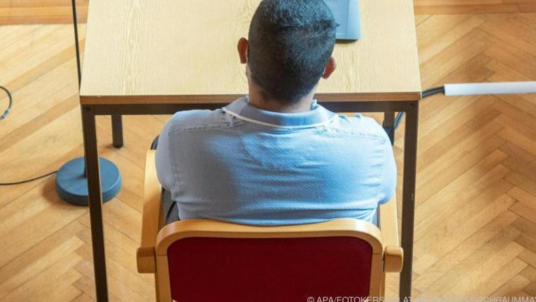 Der Angeklagte vor Prozessbeginn.