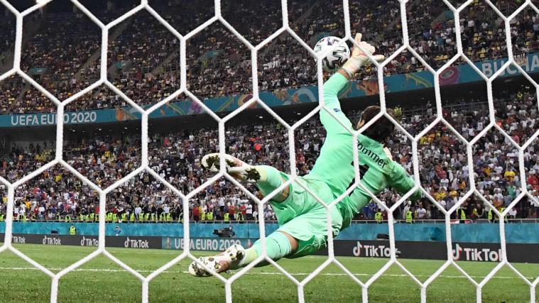 Der entscheidende Moment: Yann Sommer hält den Elfmeter von Kylian Mbappe.
