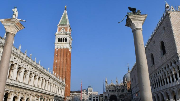 Der Markusplatz von Venedig noch ohne Christbaum.