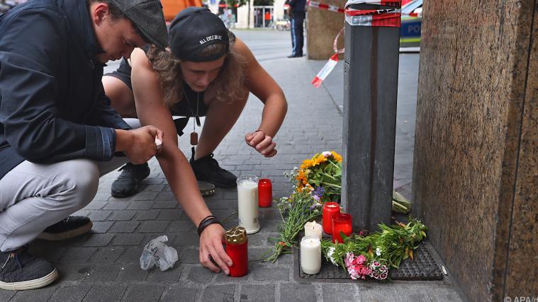 Der Schock sitzt tief: Würzburger legen Kerzen und Blumen für die Opfer nieder.