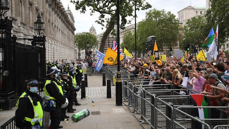 Die Menge zog bis zur Downing Street.