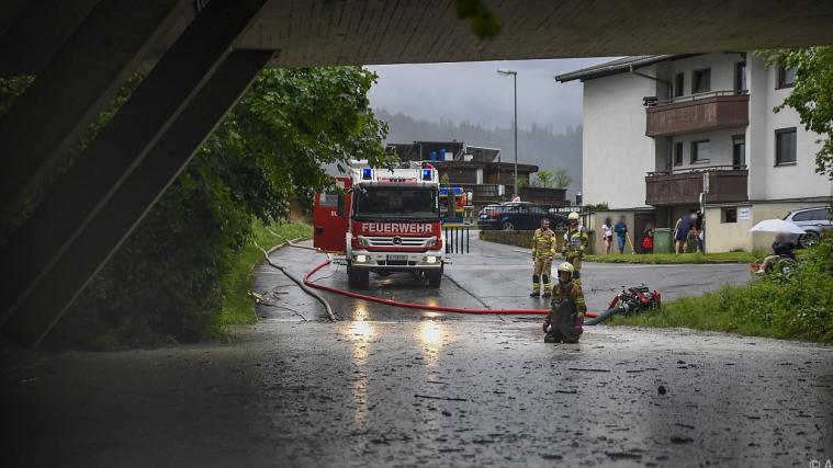 Die Unwetter in Nordtirol haben zu Überschwemmungen und einem Felssturz geführt.