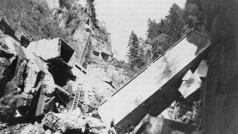 Eine gesprengte Hochdruckleitung im Sarntal.