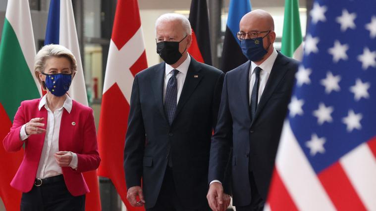 EU-Präsidentin Ursula von der Leyen und EU-Ratspräsident Charles Michel mit US-Präsident Joe Biden (M.).