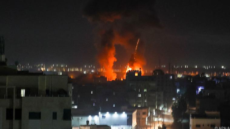 Explosionen erleuchten Gaza City.