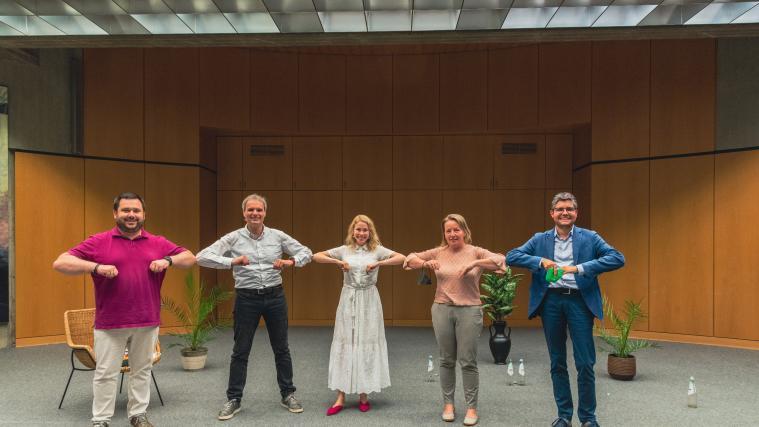 Foto (Sendemostn1 | SM 1): „Front gegen Fake“ mit (v.l.) Charly Brunner (KVW), Josef Bernhart (KVW Vinschgau/Moderator), Jasmin Ladurner (Landtagsabgeordnete), Verena Rinner (Oberschuldirektorin) und Patrick Rina (ORF-Südtirol heute) © ugc / Josef Bernhart