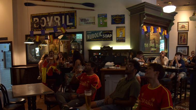 Fußball schauen in einer Bar, so wie hier beim Spiel zwischen Spanien und Schweden in Sevilla, ist auch in Südtirol möglich.