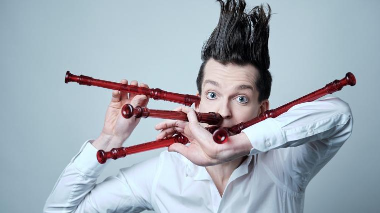 Gabor Vosteen hat ein Soloprogramm kreiert, in dem er Musik, Poesie und Comedy vereint.