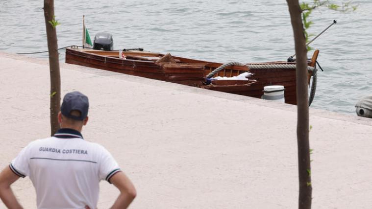 Im Bild das kleine Boot, das von 2 Münchnern in einem Motorboot gerammt worden war. 2 junge Menschen kamen dabei ums Leben.