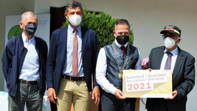 Im Bild von links: Jurypräsident Arthur Scheidle, Landesrat Daniel Alfreider, Bürgermeister Roland Lazzeri, Präsident Walter Weiss.