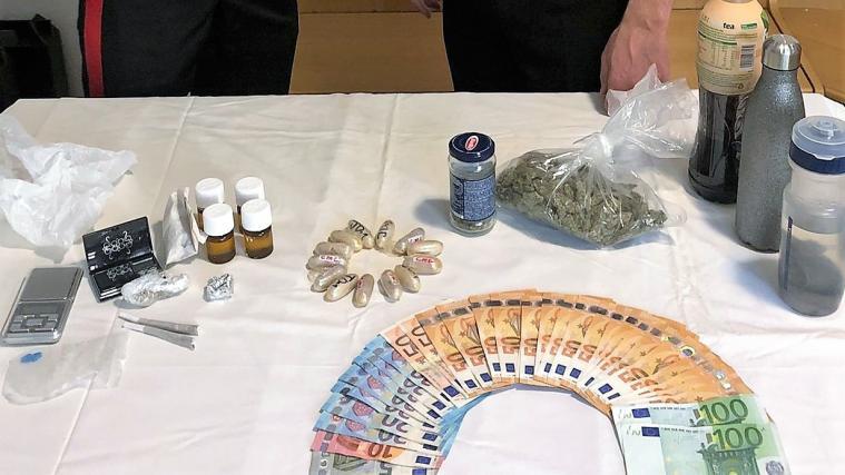 In Marling beschlagnahmten die Carabinieri Drogen und Bargeld.