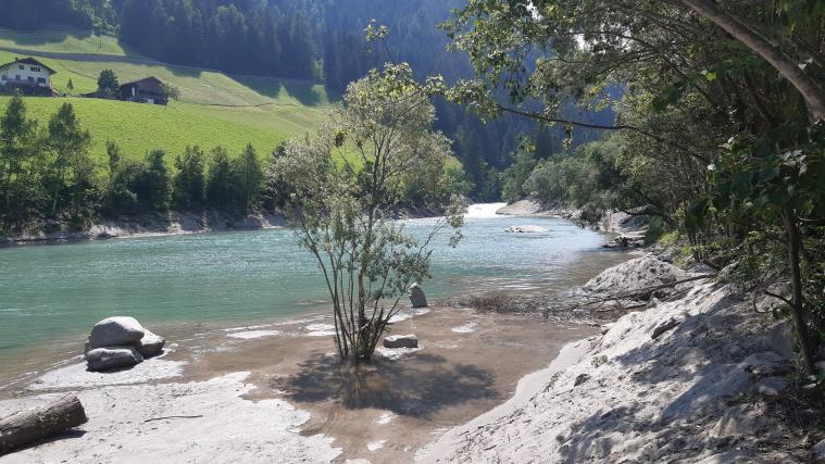 In und an der Passer bei Gomion hat die Wildbachverbauung das Geschiebematerial geräumt und so die Hochwassersicherheit erhöht sowie den Bereich ökologisch aufgewertet.