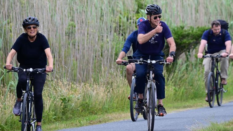 Jill (vorne, links) und Joe Biden