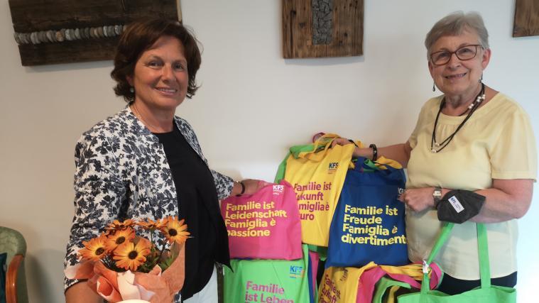 KFS-Zweigstellenbetreuerin Elisabeth Gabrielli (links) mit KFS-Präsidentin Angelika Mitterrutzner.