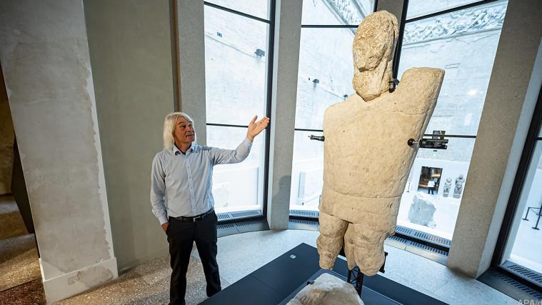 Kurator Manfred Nawroth zeigt die Statue eines Boxers.