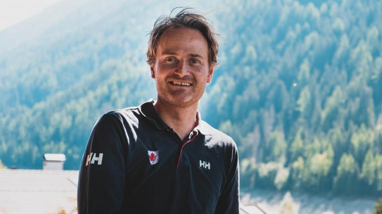 Manuel Gamper auf dem Balkon seiner Wohnung im Ultental: „Als Cheftrainer bist zu 365 Tage im Dienst. Abschalten kann man nie richtig.“