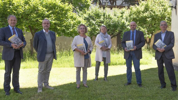Pepi Fauster, Hubert Mock (Autor), Christine Roilo, Landeskonservatorin Karin Dalla Torre, Gustav Pfeifer (Landesarchiv) und Klaus Bragagna (Verband Südtiroler Musikkapellen)