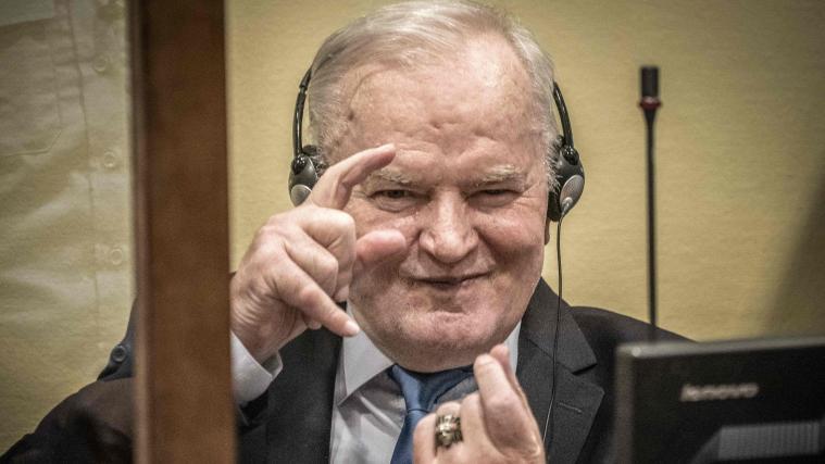 Ratko Mladic bei der Anhörung des Urteils: Das Massaker von Srebrenica gilt als die schlimmste Bluttat in Europa nach dem Zweiten Weltkrieg.