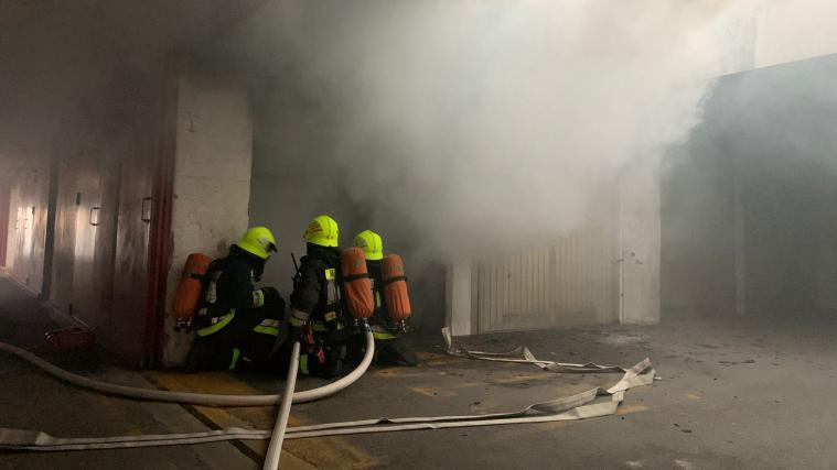 Rauch, Ruß und ein größerer Schaden: Die Wehrmänner der Freiwilligen Feuerwehren von Meran und Gratsch löschten das brennende Motorrad.