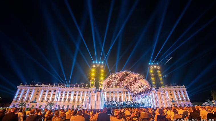 Schloss Schönbrunn als Lichtdom für die Wiener Philharmoniker.