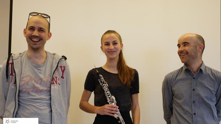 Tabea Federer (M., Oboe) mit Lehrer Lukas Runggaldier (r.) und Arnold Mitterer (l.).